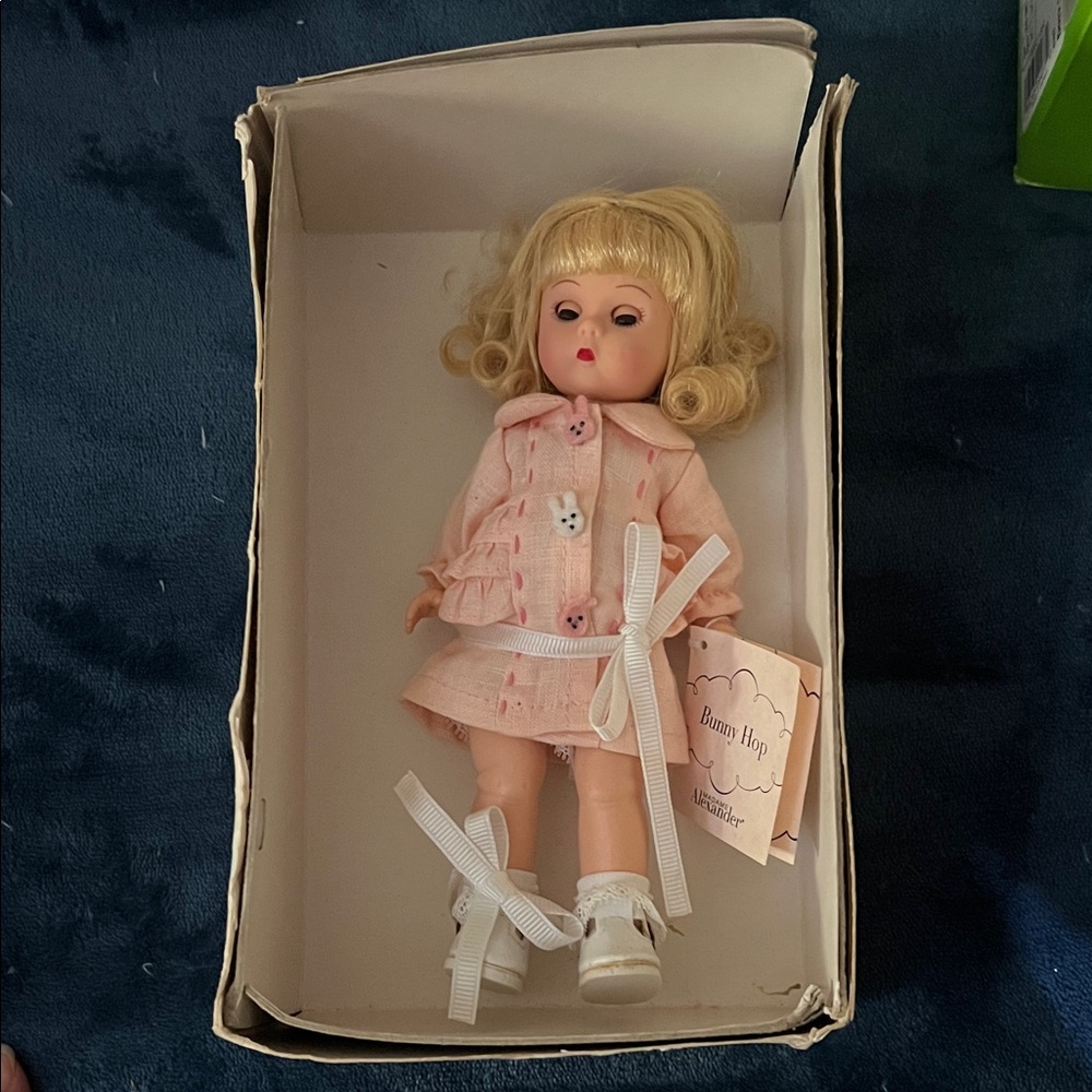 2002- Madame Alexander Blonde Doll- Bunny Hop 36815
